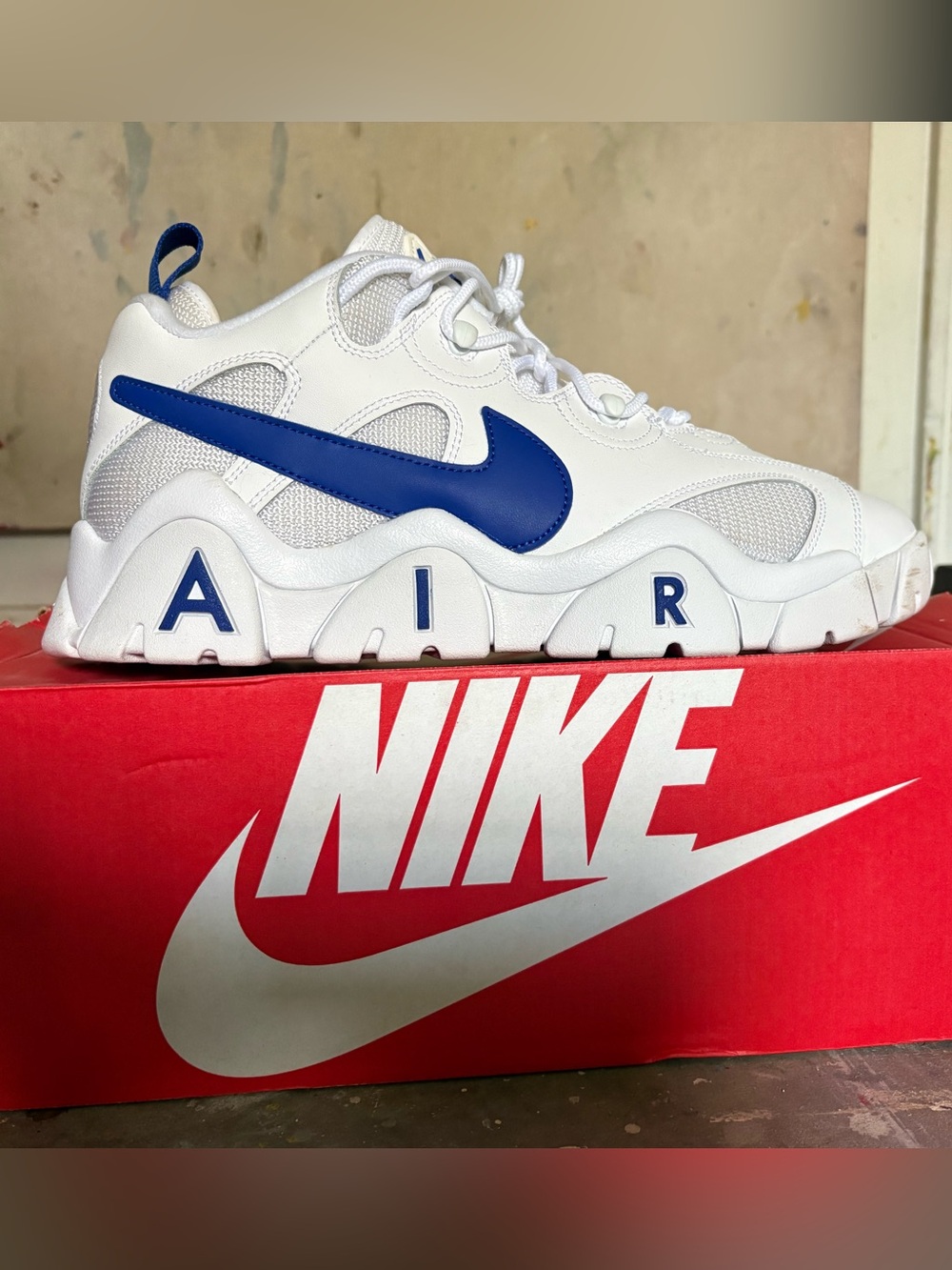 Nike Air Men's Barrage Low White/Hyper Blue Size (12M)